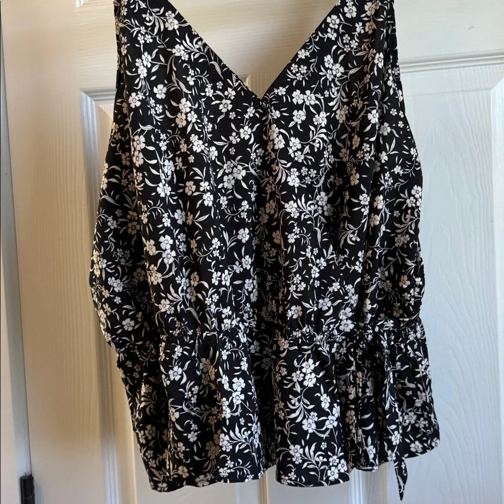 Zenobia Black & White Floral V-Neck Spaghetti Strap Tank Top - Picture 4 of 7